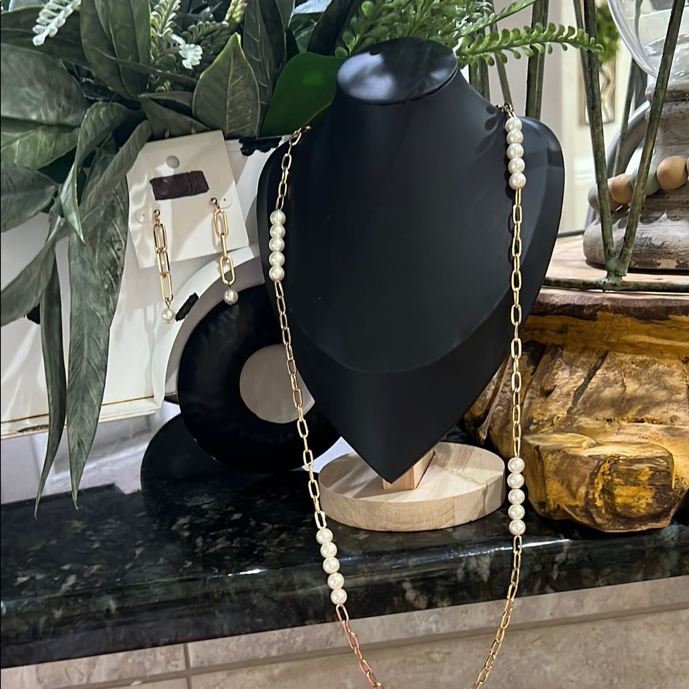 New Elegant Gold and White Pearl Necklace. J52